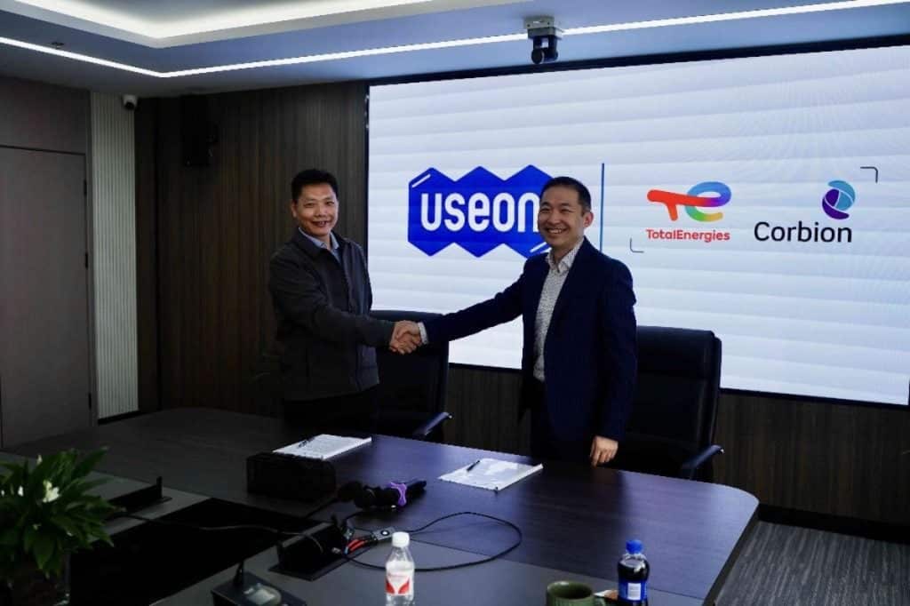 越升科技董事长陈志强与道达尔能源科碧恩全球市场总监丁豪（右）代表双方签署战略合作