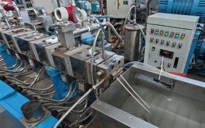 用于脱挥的双阶双螺杆试验机