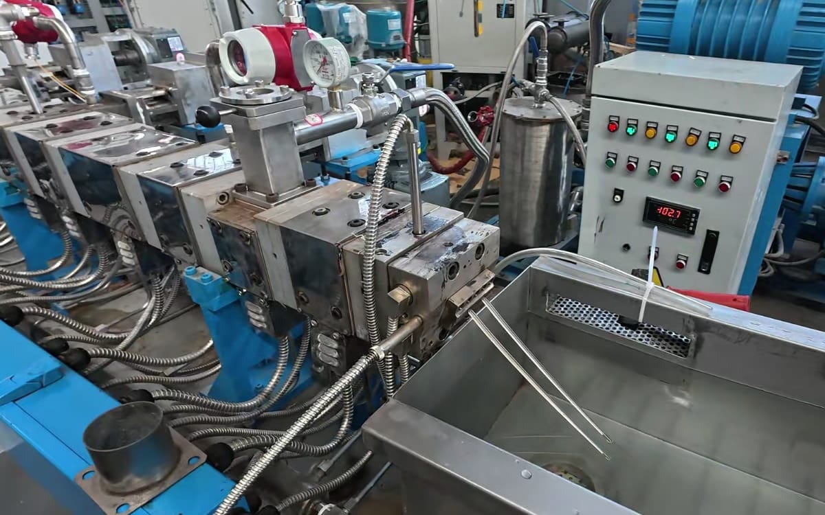 用于脱挥的双阶双螺杆试验机